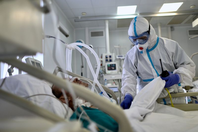 &copy; Reuters. FILE PHOTO: Medical specialists treat patients infected with the coronavirus disease in a hospital in Moscow