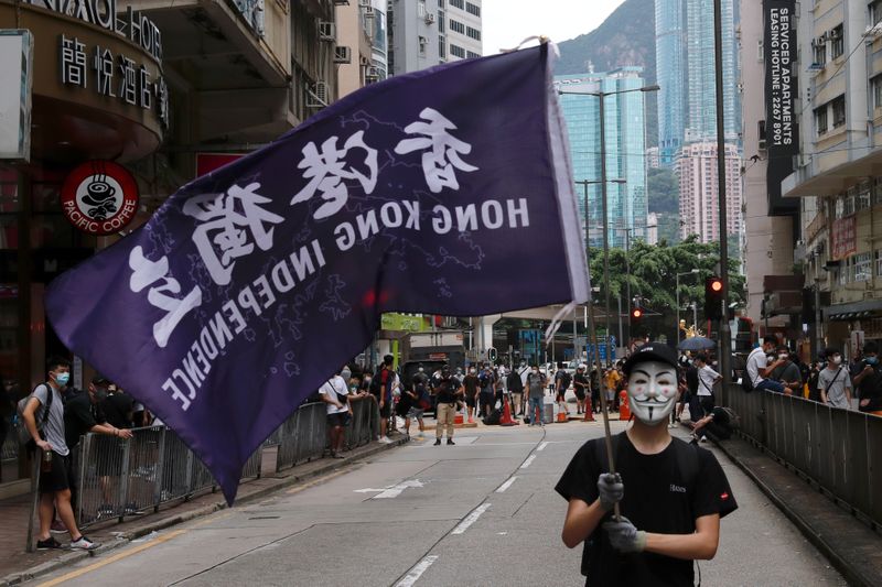 &copy; Reuters. Un manifestante enmascarado durante la marcha contra los planes de Pekín de imponer una ley de seguridad nacional en Hong Kong, China, el 24 de mayo de 2020