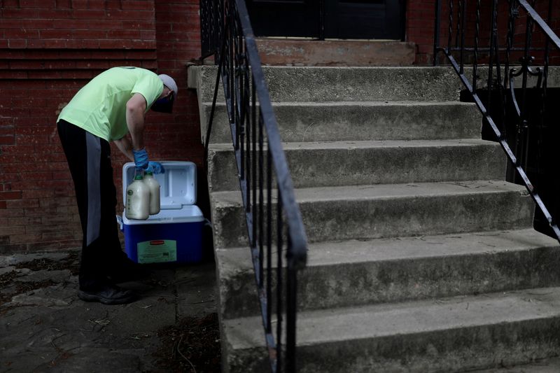 &copy; Reuters. A man delivers milk at Capitol Hill as coronavirus disease (COVID-19) continues to spread in Washington