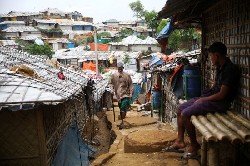 &copy; Reuters. FILE PHOTO: A Rohingya refugee walks at a refugee camp in Cox&apos;s Bazar