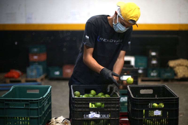&copy; Reuters. Trabalhador de cooperativa prepara produtos vendidos por aplicativo para entrega em Piedade, interior de São Paulo