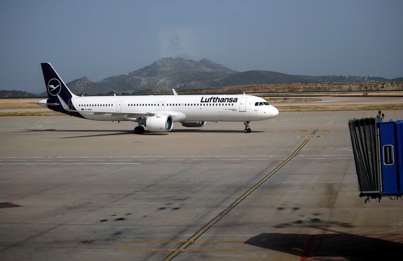 &copy; Reuters. Самолет Lufthansa в Международном аэропорту Элефтериос Венизелос в Афинах