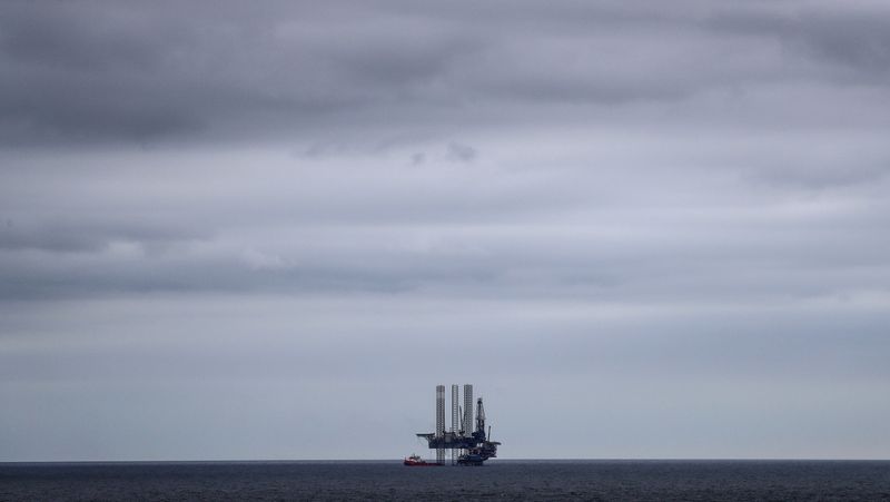 &copy; Reuters. Нефтяная платформа Лукойла в Каспийском море