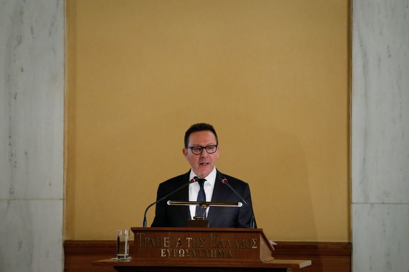 &copy; Reuters. Il governatore della banca centrale greca Yannis Stournaras durante un vertice annuale con gli azionisti ad Atene, 26 febbraio 2018