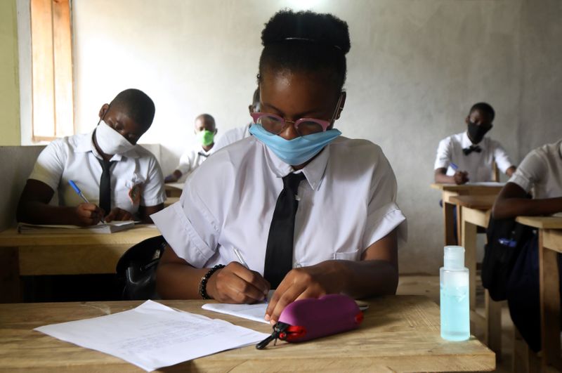 &copy; Reuters. التلاميذ في ساحل العاج يعودون إلى المدارس بعد تخفيف إجراءات العزل