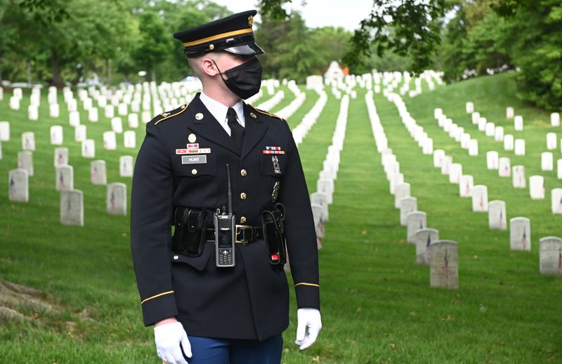 © Reuters. U.S. President Donald Trump visits Arlington National Cemetery on Memorial Day in Washington