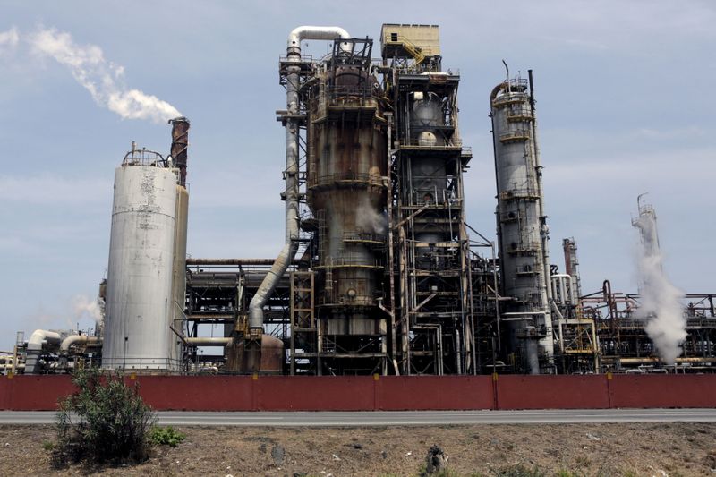 © Reuters. FILE PHOTO: El Palito refinery which belongs to PDVSA is seen in Puerto Cabello