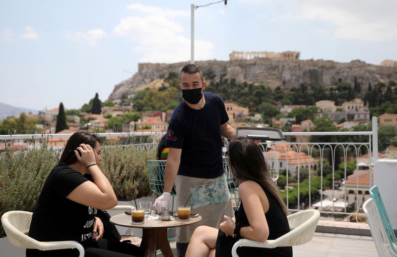 &copy; Reuters. ギリシャ、飲食店営業再開　夏の観光シーズン控え経済再開