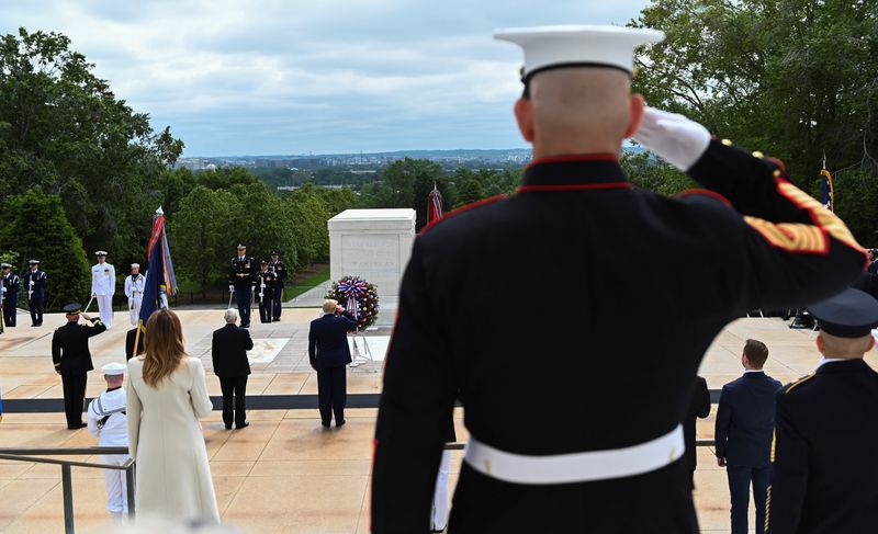 &copy; Reuters. Foto del lunes del presidente Donald Trump y la primera dama Melania Trump frente a la Tumba del Soldado Desconocido en el Cementerio de Arlington, cerca de Washington