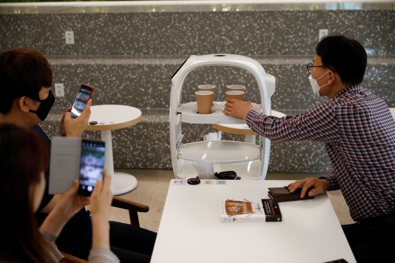 © Reuters. Robô serve clientes em café em Daejeon, na Coreia do Sul