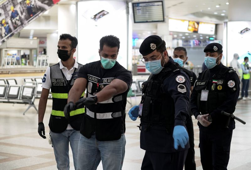 © Reuters. وزير الداخلية: الكويت تستبدل الحظر الشامل بآخر جزئي بنهاية مايو