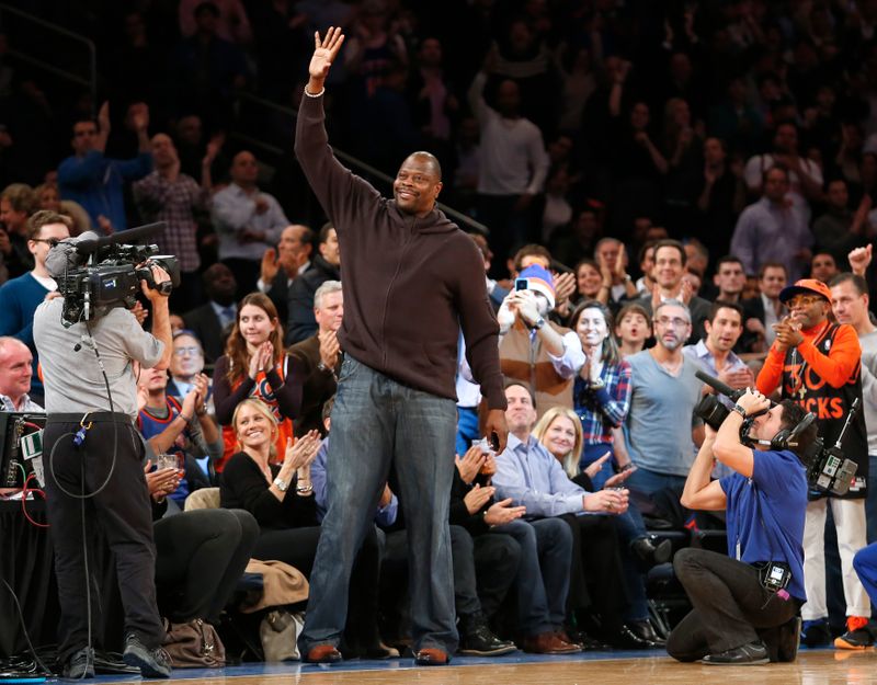 &copy; Reuters. Former New York Knicks player Patrick Ewing waves to fans while attending the Knicks NBA basketball game against the Los Angeles Lakers in New York