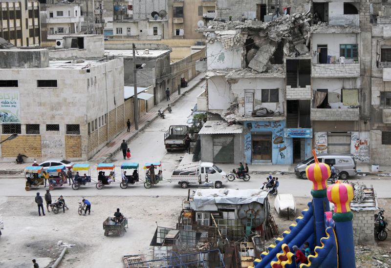 © Reuters. سوريا ترفع حظر التجول اعتبارا من الثلاثاء وتسمح بالتنقل بين المحافظات