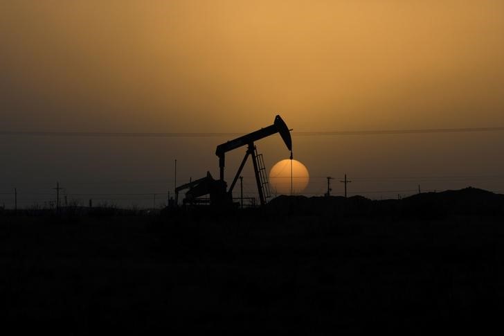 &copy; Reuters. 原油先物が小幅高、米中対立で上値重く