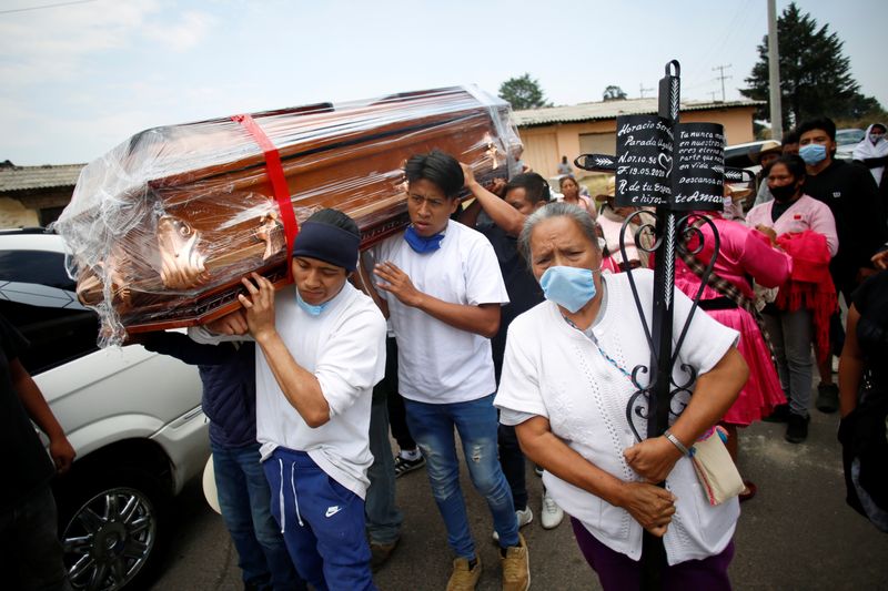 © Reuters. メキシコ市の死者、過去4年の平均を8000人上回る　コロナ影響か