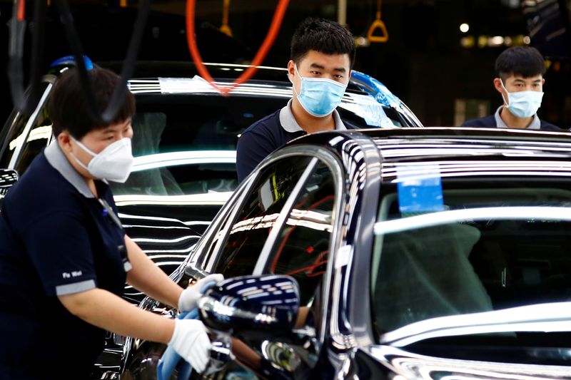 &copy; Reuters. Employees wearing face masks work at a plant of Daimler-BAIC joint venture’s Beijing Benz Automotive Co during a government organised tour of the facility following the outbreak of the coronavirus disease (COVID-19), in Beijing