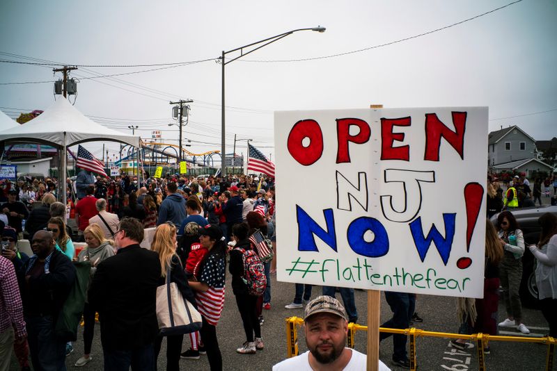 &copy; Reuters. Foto del lunes de un grupo de manifestantes participando de una marcha que exige la reapertura de todos los negocios en Nueva Jersey, en medio de la pandemia de coronavirus