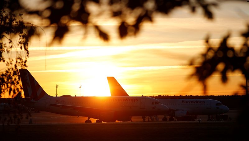 &copy; Reuters. Los aviones de la empresa Eurowings estacionados en la pista durante la puesta de sol en el aeropuerto de Tegel de Berlín, Alemania
