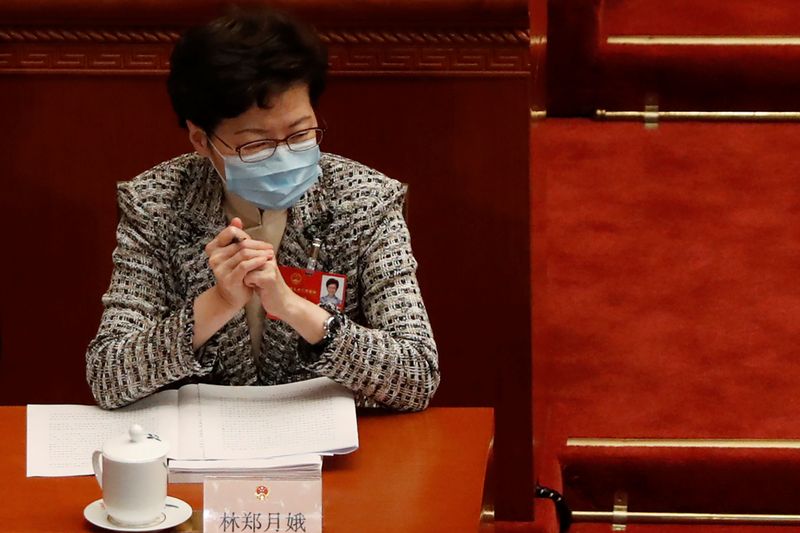 © Reuters. FOTO DE ARCHIVO: La líder de Hong Kong, Carrie Lam, con una mascarilla en la sesión de apertura de la Asamblea Popular Nacional, en el Gran Salón del Pueblo en Pekín, China