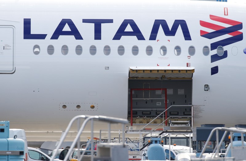 &copy; Reuters. FOTO DE ARCHIVO: El logo de LATAM Airlines en el fuselaje de un avión Airbus en Colomiers