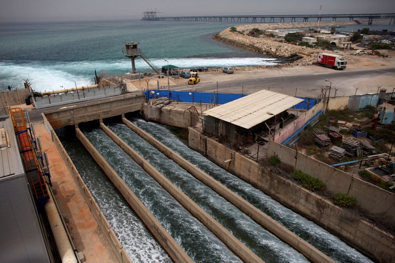 &copy; Reuters. FILE PHOTO: Brine water flows into the Mediterranean Sea after passing through a desalination plant in the coastal city of Hadera