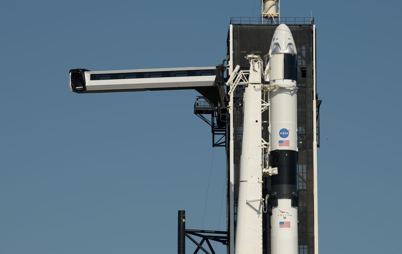 &copy; Reuters. FILE PHOTO: The crew access arm is swung into position to a SpaceX Falcon 9 rocket with the company&apos;s Crew Dragon spacecraft onboard