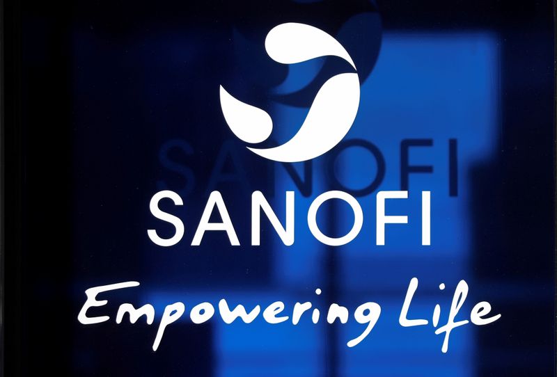 &copy; Reuters. FILE PHOTO: Sanofi logo is seen in Paris