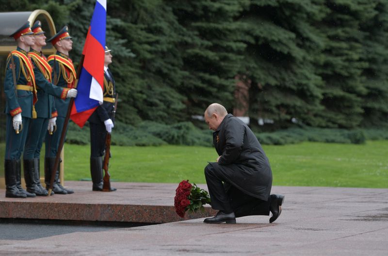 &copy; Reuters. Russian President Vladimir Putin takes part in a flower-laying ceremony at the Tomb of the Unknown Soldier on Victory Day in central Moscow