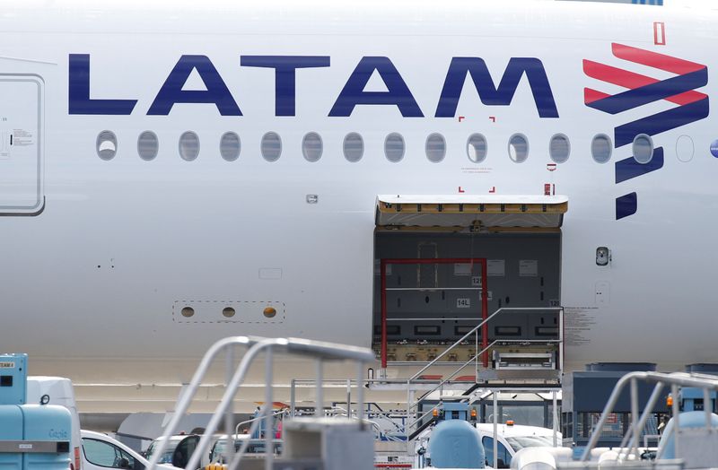 © Reuters. Логотип LATAM на самолете Airbus в Коломье близ Тулузы