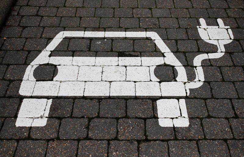 &copy; Reuters. FILE PHOTO: A parking sign for electric vehicles is pictured in Gruenheide