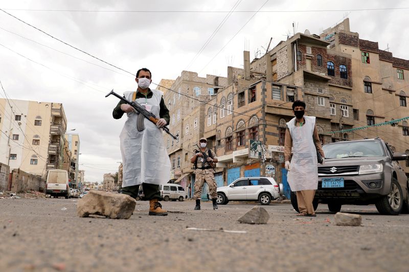 &copy; Reuters. Seguranças com máscaras de proteção em Sanaa, no Iêmen
