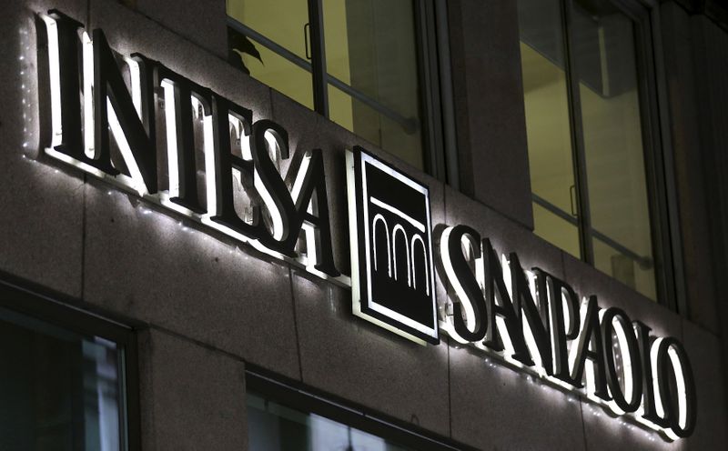 © Reuters. FILE PHOTO: The Intesa Sanpaolo logo is seen in Milan