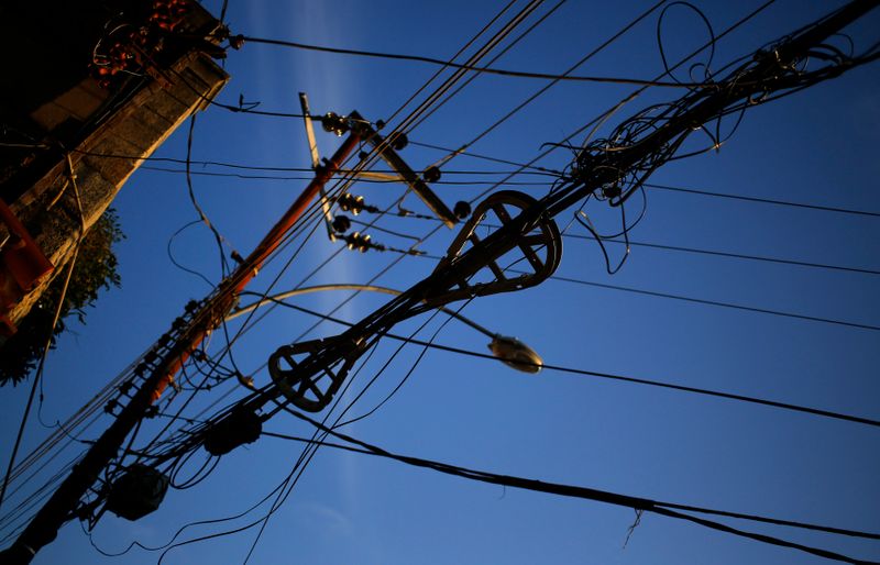 © Reuters. Linha de distribuição de energia no Rio de Janeiro (RJ)