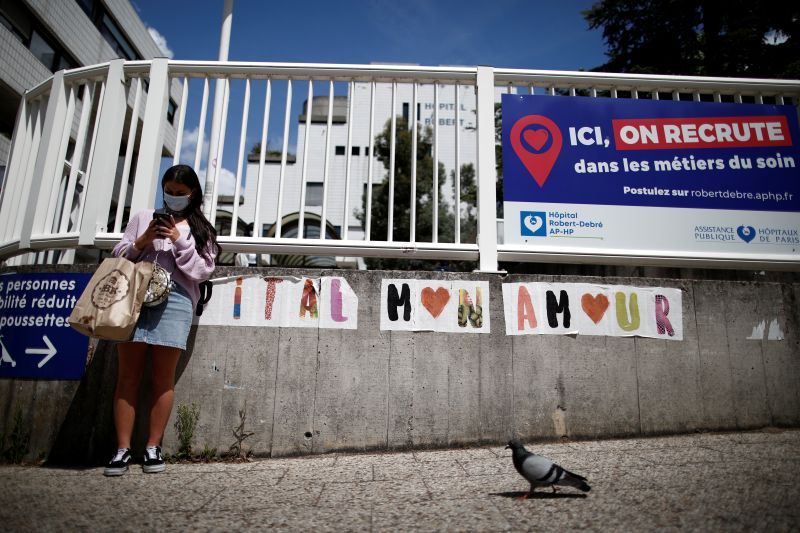 &copy; Reuters. CORONAVIRUS: LA FRANCE ENREGISTRE 73 MORTS EN PLUS, LES HOSPITALISATIONS BAISSENT ENCORE