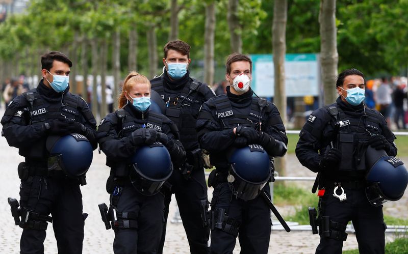 &copy; Reuters. Policiais com máscaras de proteção observam protesto em Frankfurt