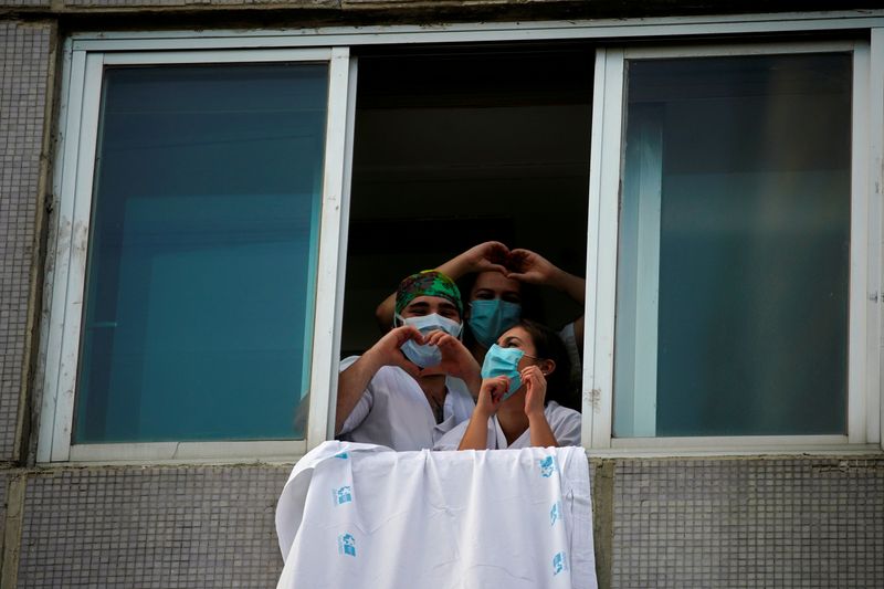 © Reuters. Funcionários do hospital La Paz, em Madri, durante protesto