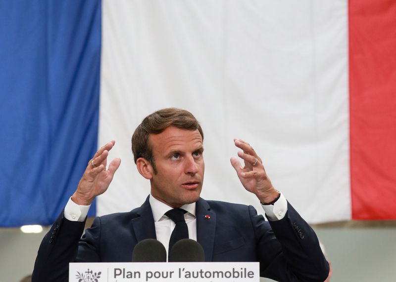 © Reuters. MACRON ANNONCE UNE AIDE DE 8 MILLIARDS D'EUROS À LA FILIÈRE AUTOMOBILE