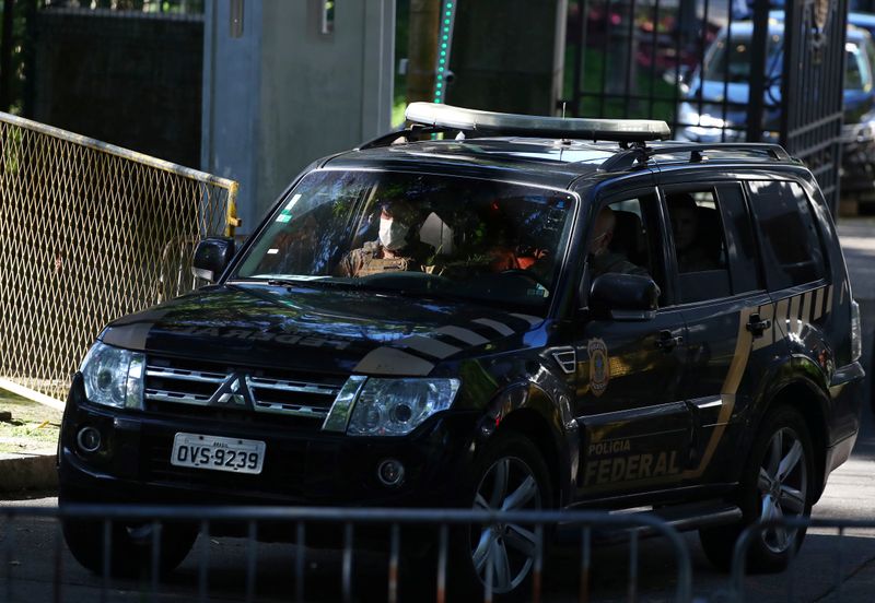 &copy; Reuters. Viatura da Polícia Federal deixa Palácio Laranjeiras no Rio de Janeiro