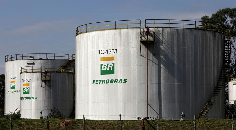© Reuters. Tanques em refinaria da Petrobras em Paulínia (SP)