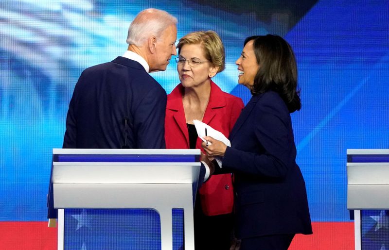 © Reuters. FILE PHOTO: Former Vice President Joe Biden talks with Senator Elizabeth Warren (C) and Senator Kamala Harris (R) after the conclusion of the 2020 Democratic U.S. presidential debate in Houston