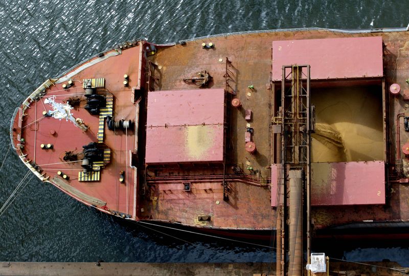 &copy; Reuters. Navio carregado com soja no porto de Paranaguá (PR)