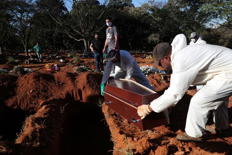 &copy; Reuters. Enterro de vítima do coronavírus no cemitério da Vila Formosa, em São Paulo (SP)