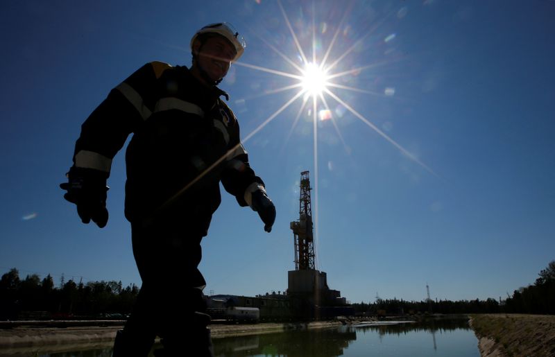 © Reuters. Рабочий на Приразломном нефтяном месторождении Роснефти вблизи Нефтеюганска