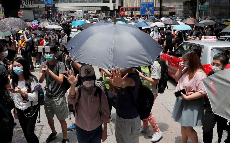 &copy; Reuters. شرطة هونج كونج تطلق حبيبات الفلفل لتفريق المحتجين في وسط المدينة