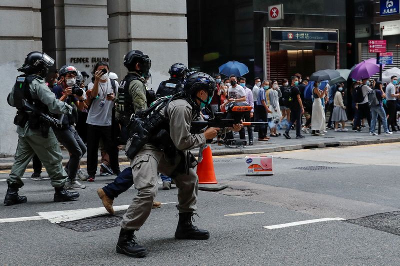 &copy; Reuters. 香港警察、催涙弾でデモ隊強制排除　抗議活動再び激化