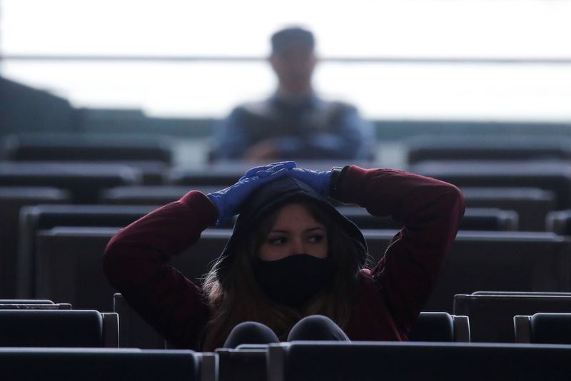 &copy; Reuters. Женщина в защитной маске в московском аэропорту Внуково