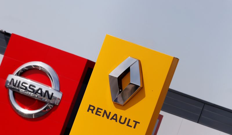 &copy; Reuters. FOTO DE ARCHIVO: Los logotipos de los fabricantes de automóviles Renault y Nissan frente a los concesionarios de las empresas en Reims