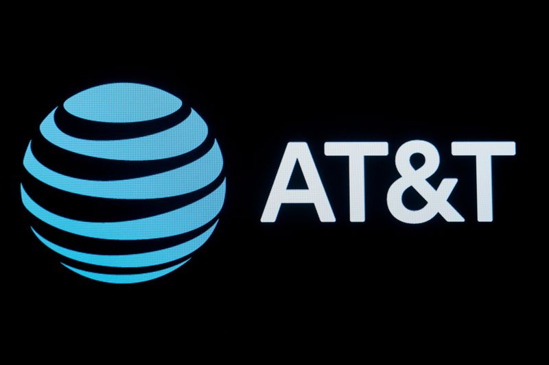 © Reuters. FILE PHOTO: FILE PHOTO: The company logo for AT&T is displayed at the NYSE in New York