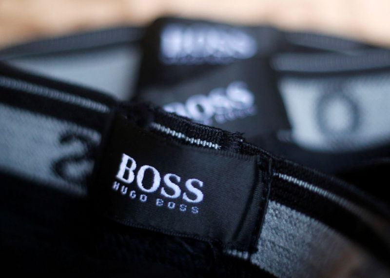 &copy; Reuters. FOTO DE ARCHIVO: El logo del grupo de moda alemana Hugo Boss se ve en una etiqueta de ropa en su tienda en. REUTERS/Michael Dalder