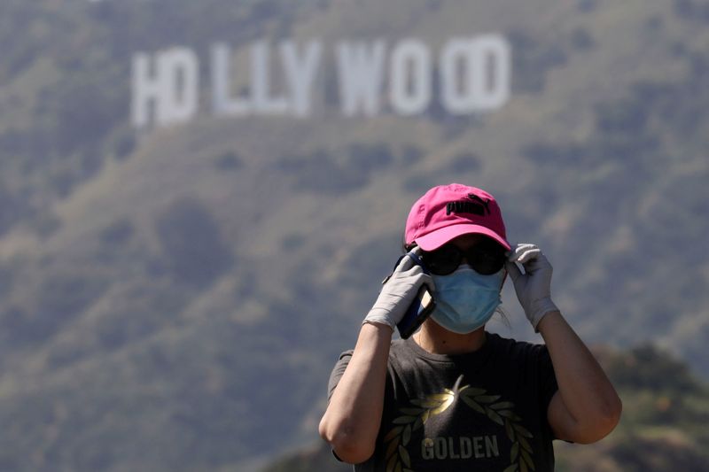 &copy; Reuters. FILE PHOTO: Los Angeles hiking trails partially reopen during the global outbreak of the coronavirus disease (COVID-19)